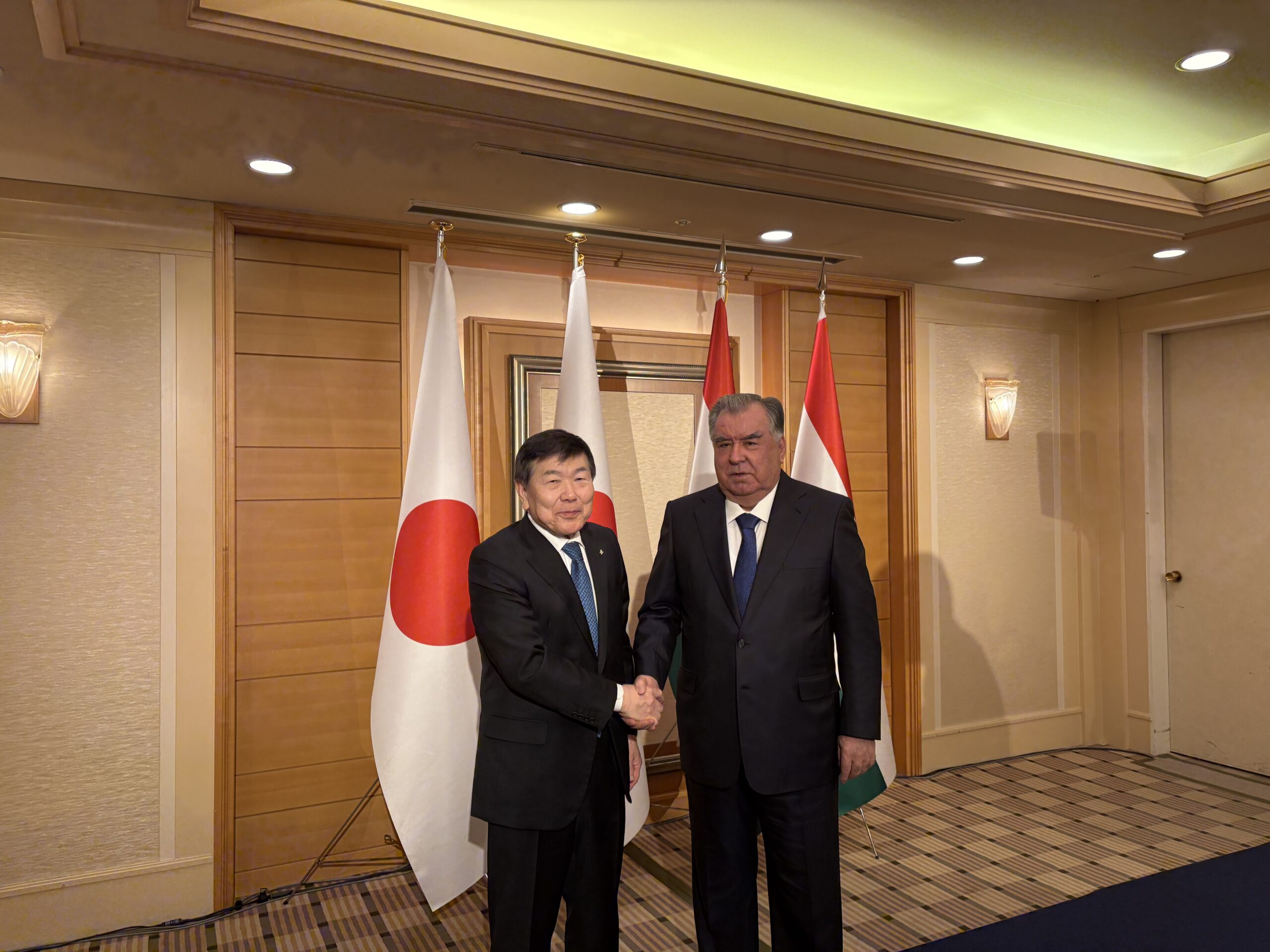 飯島ROTOBO会長とラフモン・タジキスタン大統領